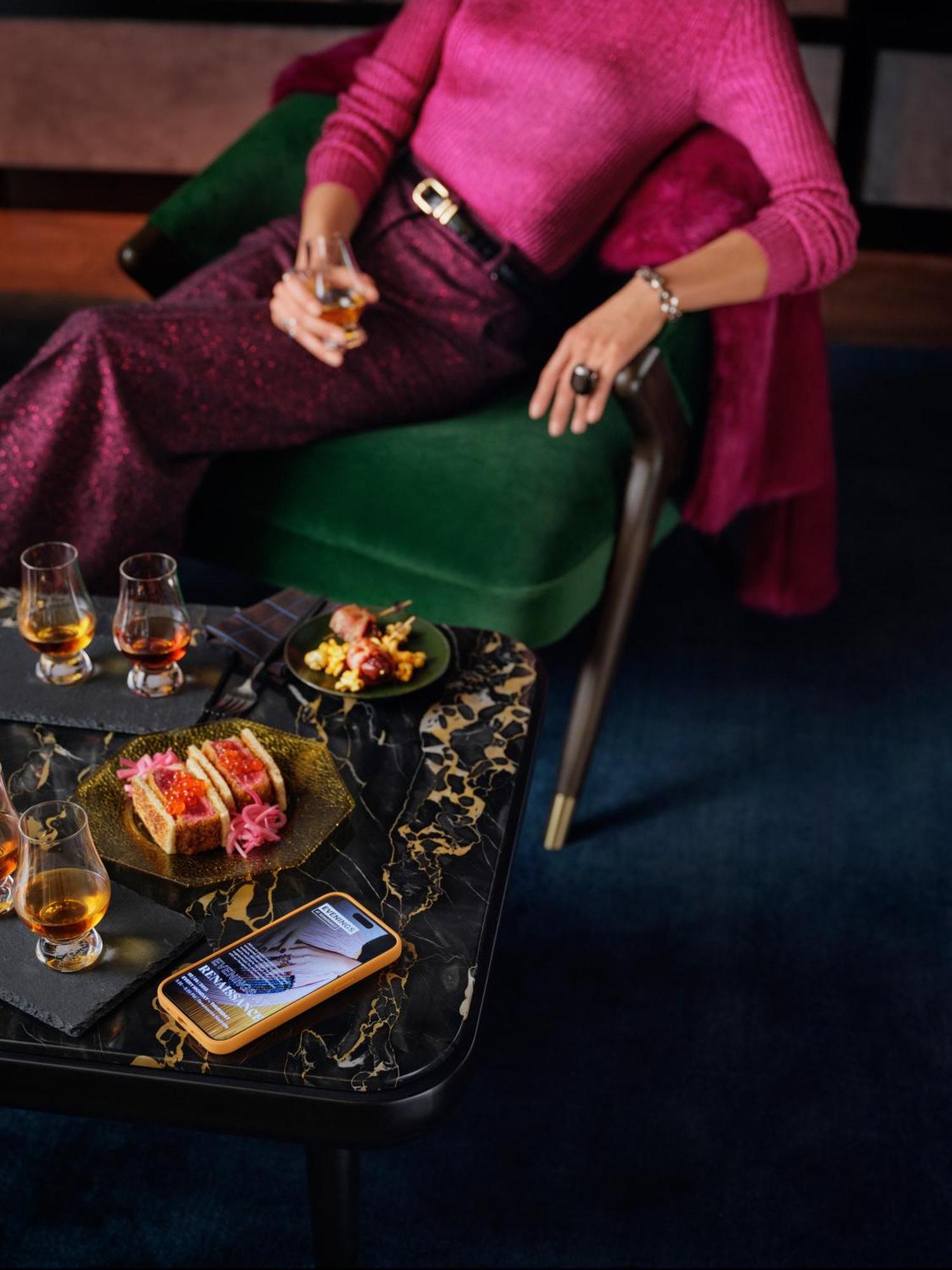 فندق رينيسانس أمستردام المظهر الخارجي الصورة A woman drinking a cocktail