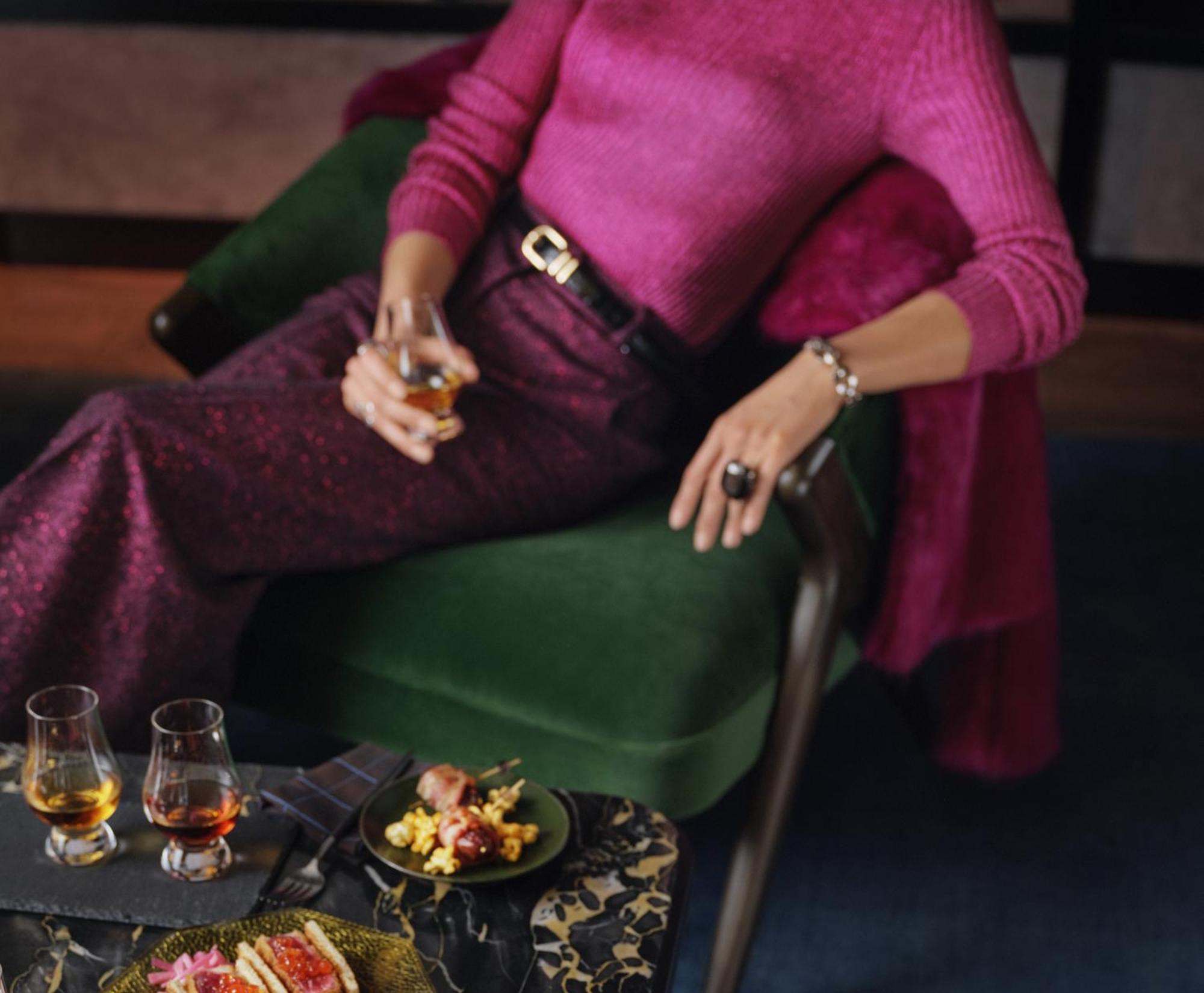 فندق رينيسانس أمستردام المظهر الخارجي الصورة A woman drinking a glass of cognac